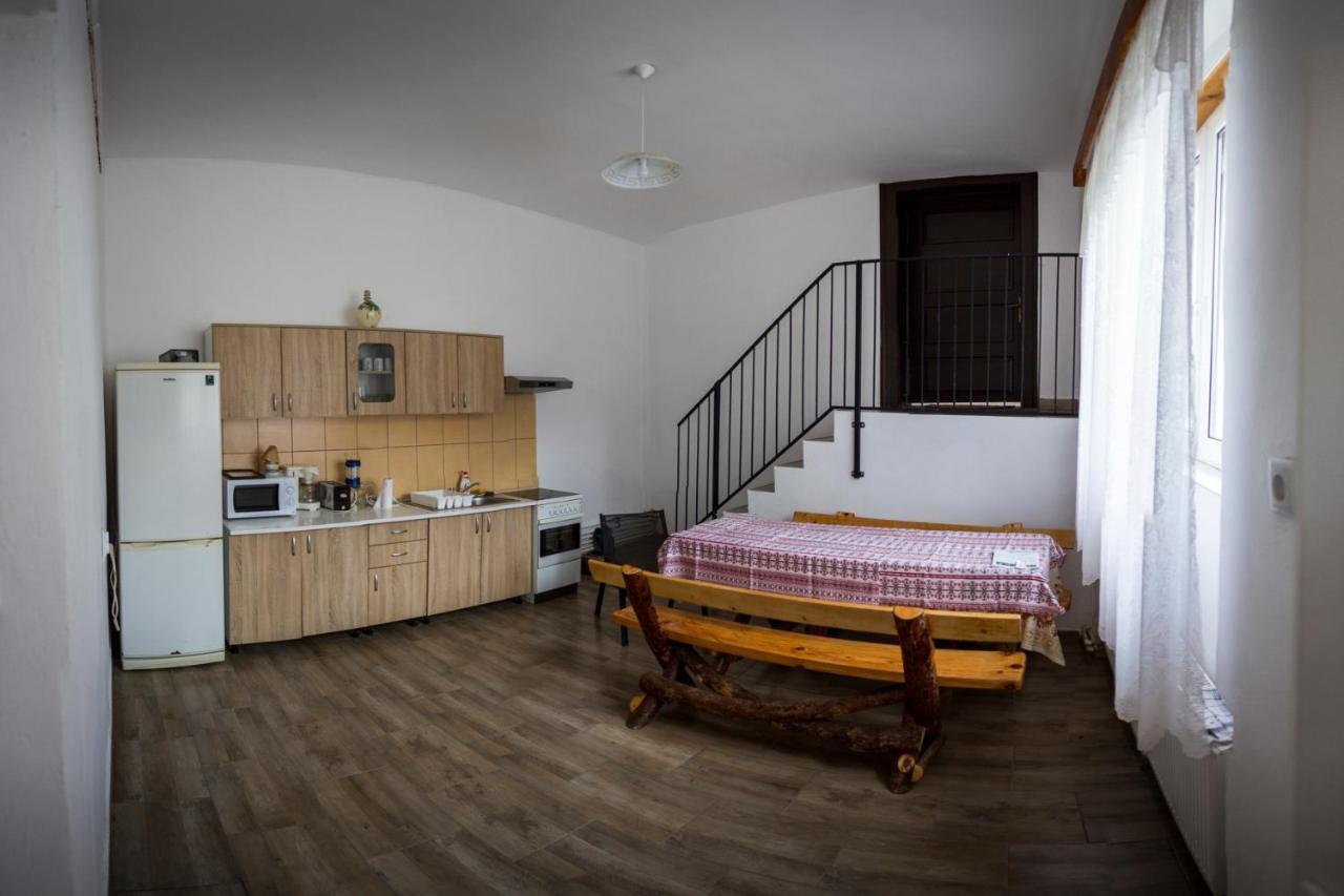 Casa Din Barcutゲストハウス エクステリア 写真